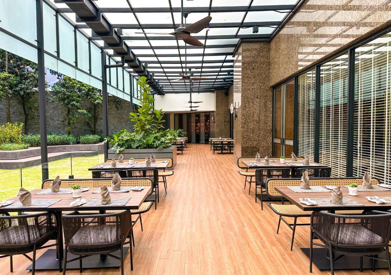 One World Hotel Petaling Jaya Exterior foto The restaurant's interior